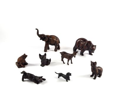 de nombreuses petites figurines d'animaux sur un fond blanc