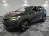 une voiture grise garée dans un garage au sol en damier