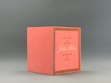 une boîte rose avec des lettres dorées à l'intérieur