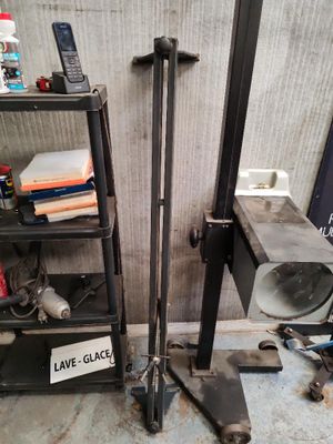 une photo d'un garage avec beaucoup d'outils sur le sol