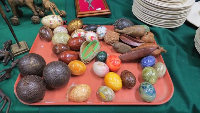 Collection d’œufs divers en pierre dure, en marbre, joint fruits ...