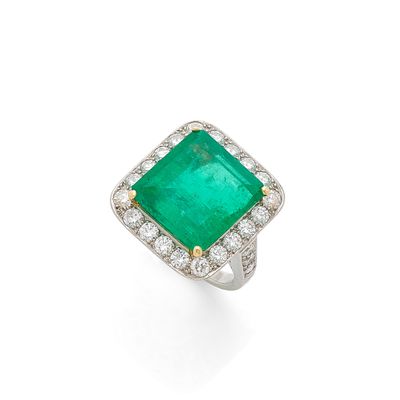 une bague en émeraude et diamant