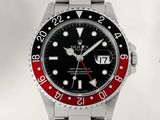 une montre dotée d'une lunette rouge et noire