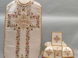 deux morceaux de tissu posés sur un support orné d'une croix