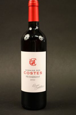 une bouteille de vin rouge posée sur une table