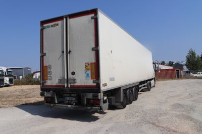 un camion semi-remorque garé sur le côté de la route
