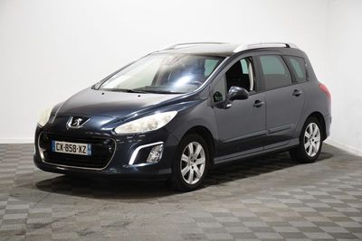la voiture grise est garée sur le sol à carreaux d'une pièce
