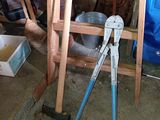 une chaise en bois avec une pince posée à côté