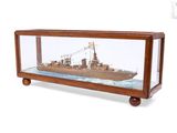 une maquette de bateau dans une vitrine