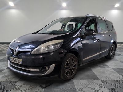 la photo d'une petite voiture noire garée dans un garage