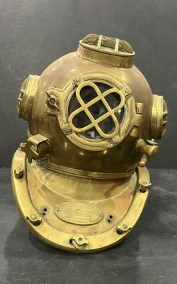 un casque de plongée ancien en laiton sur fond noir