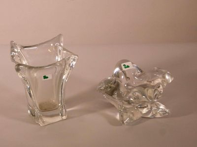 deux vases en verre posés l'un à côté de l'autre sur une table