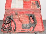 une boîte rouge contenant des outils, posée sur le sol