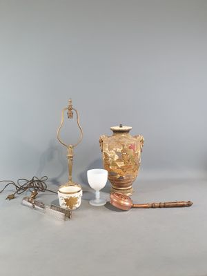 un grand nombre d'objets posés sur une table