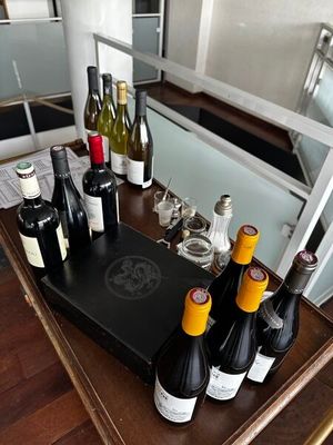 plusieurs bouteilles de vin posées sur une table en bois