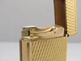 un briquet en or posé sur une table