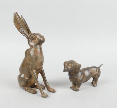 deux figurines en bronze représentant un lapin et un chien
