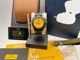 une boîte sur laquelle sont posés une montre, un portefeuille et d'autres objets