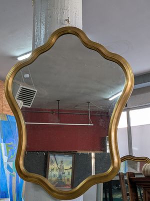 un miroir accroché au mur de la pièce