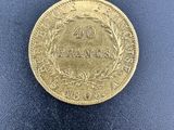 une pièce d'or portant l'inscription « 40 centimes »