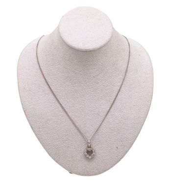 Collier plaqué argent avec un pendentif en forme de cœur sur un mannequin blanc