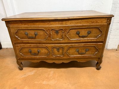 COMMODE PANTALONNIERE en noyer ouvrant par 2 tiroirs.