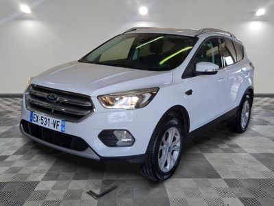 le ford kuga blanc est garé sur un sol en damier