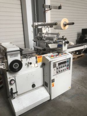 une machine sur laquelle est placé un rouleau de ruban adhésif