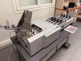 une machine posée sur une table dans une pièce
