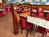 une table et des chaises dans un restaurant où l'on peut voir une fresque murale