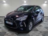 la voiture noire est garée sur un sol en damier dans le garage