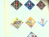 la photo d'un livre sur lequel sont apposés des timbres