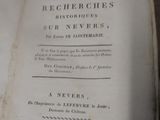 un vieux livre posé sur une table