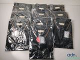 six paires de t-shirts noirs pour homme posées sur une table