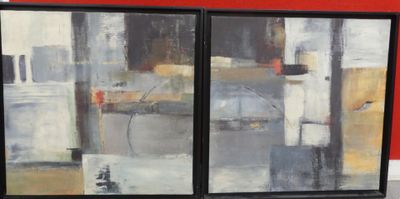 deux tableaux encadrés représentant un paysage urbain avec un mur rouge en arrière-plan