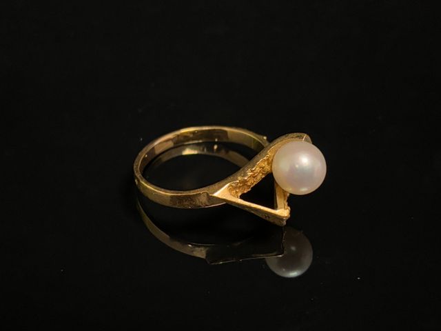 Bague en or 18 carats 750 millièmes à décor d’une perle. PB : 5,1...