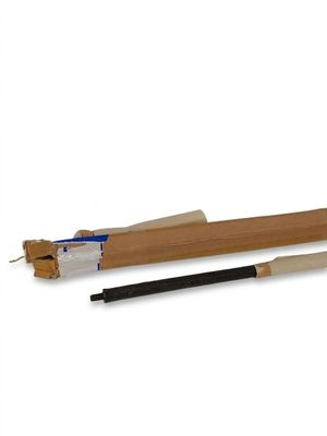 un stylo et un crayon posés à côté d'une feuille de papier