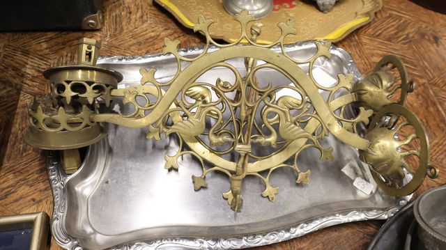 Paire d’appliques en bronzes à décors d’oiseaux et personnages.  ...