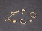 un gros plan sur une paire de boucles d'oreilles et une chaîne posées sur une table