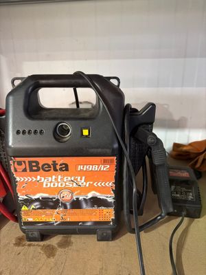 un chargeur de batterie noir et orange posé sur un comptoir