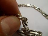 une personne tenant une chaîne attachée à un bracelet