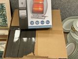une boîte en carton sur laquelle est posé un radiateur