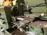 une machine qui travaille sur une pièce de métal