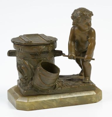 figurine en bronze représentant un garçon avec un seau et un bec verseur