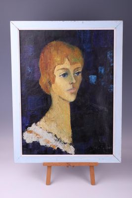 une peinture à l'huile représentant une femme en robe bleue posée sur un petit chevalet