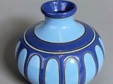 un vase bleu et blanc posé sur une table