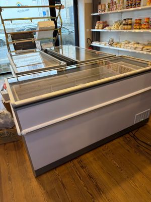 un comptoir avec une vitrine en verre dans un magasin