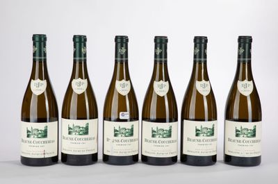 six bouteilles de vin sont alignées dans une rangée