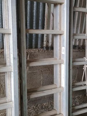 une échelle adossée au mur d'une pièce