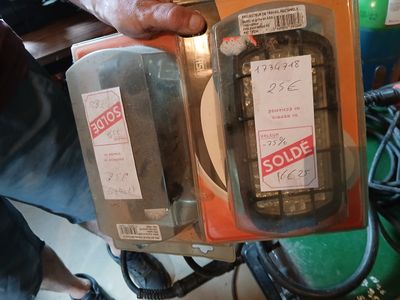un homme tenant une boîte contenant un téléphone portable